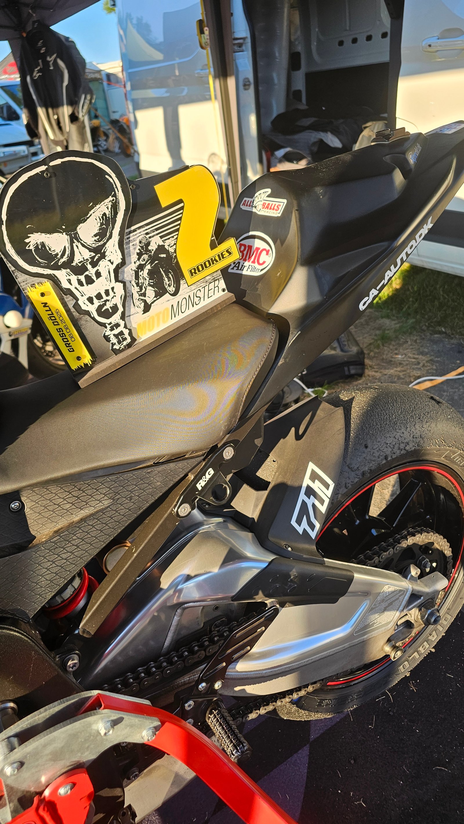 Racer og pokal i paddocken