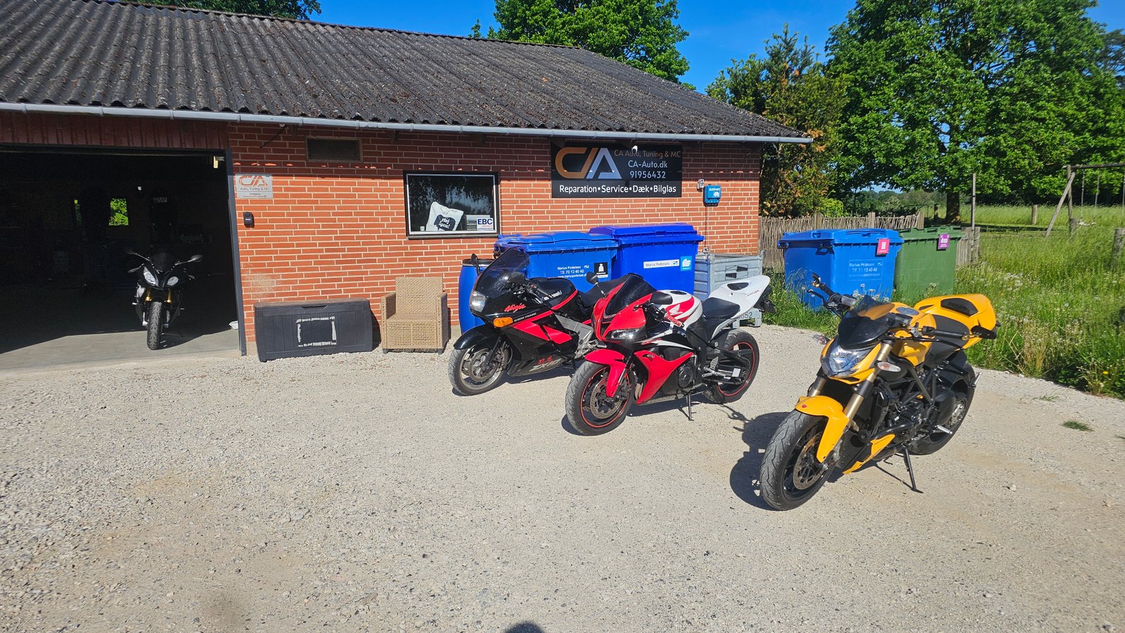 CA Auto værksted med biler og motorcykler
